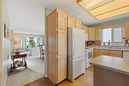 66-615 Glenmeadows Road, Kelowna, BC - Indoor Photo Showing Kitchen With Double Sink