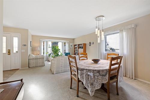 66-615 Glenmeadows Road, Kelowna, BC - Indoor Photo Showing Dining Room