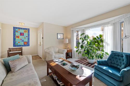 66-615 Glenmeadows Road, Kelowna, BC - Indoor Photo Showing Living Room