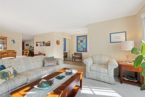 66-615 Glenmeadows Road, Kelowna, BC - Indoor Photo Showing Living Room