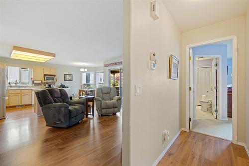 66-615 Glenmeadows Road, Kelowna, BC - Indoor Photo Showing Living Room