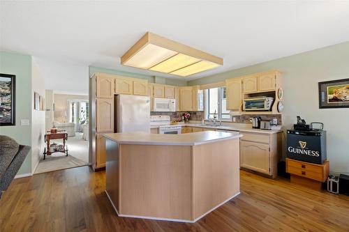 66-615 Glenmeadows Road, Kelowna, BC - Indoor Photo Showing Kitchen