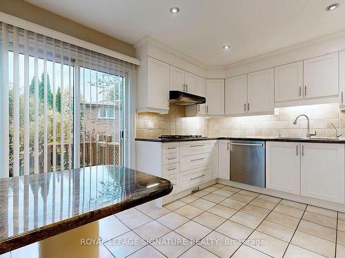 22 Linton Crt, Markham, ON - Indoor Photo Showing Kitchen