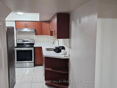 Bsmt-70 Vanwood Cres, Brampton, ON - Indoor Photo Showing Kitchen