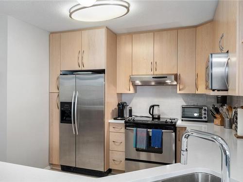 302A-650 Island Hwy South, Campbell River, BC - Indoor Photo Showing Kitchen