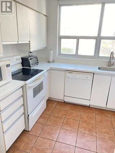 901 - 25 Maitland Street, Toronto, ON - Indoor Photo Showing Kitchen