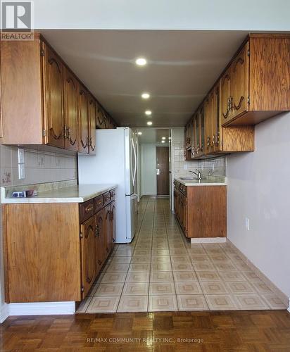 2401 - 380 Pelissier Street, Windsor, ON - Indoor Photo Showing Kitchen