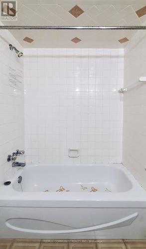 2401 - 380 Pelissier Street, Windsor, ON - Indoor Photo Showing Bathroom