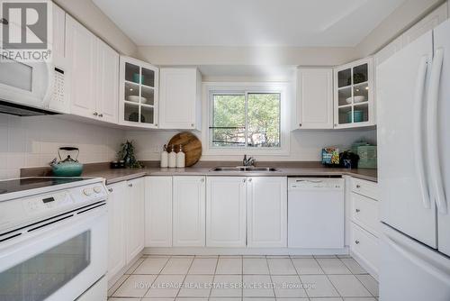 34 Don Head Village Boulevard, Richmond Hill, ON - Indoor Photo Showing Kitchen With Double Sink