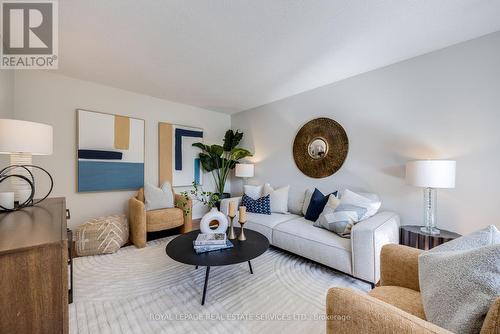 34 Don Head Village Boulevard, Richmond Hill, ON - Indoor Photo Showing Living Room