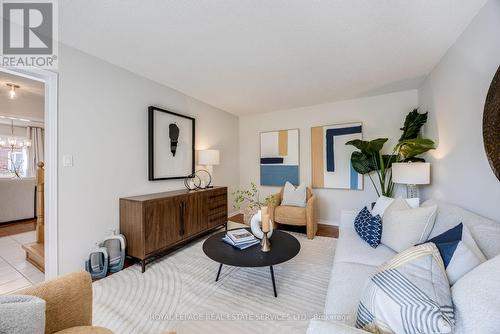 34 Don Head Village Boulevard, Richmond Hill, ON - Indoor Photo Showing Living Room