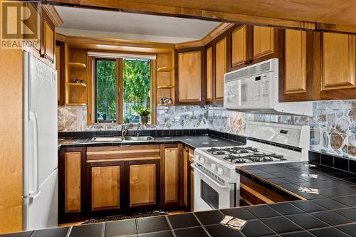 2483 Rocky Point Road, South Shuswap, BC - Indoor Photo Showing Kitchen