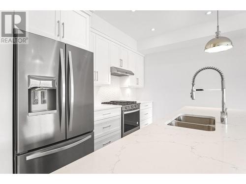 128 River Gate  Drive, Kamloops, BC - Indoor Photo Showing Kitchen With Double Sink With Upgraded Kitchen