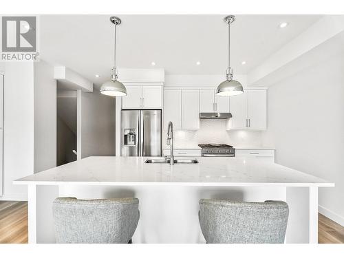 128 River Gate  Drive, Kamloops, BC - Indoor Photo Showing Kitchen With Double Sink With Upgraded Kitchen