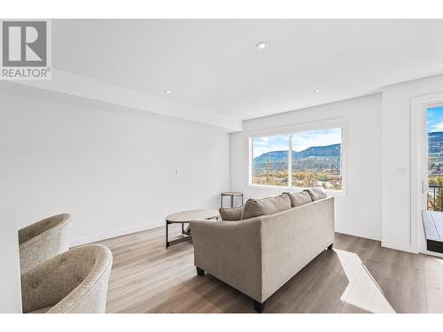 128 River Gate  Drive, Kamloops, BC - Indoor Photo Showing Living Room