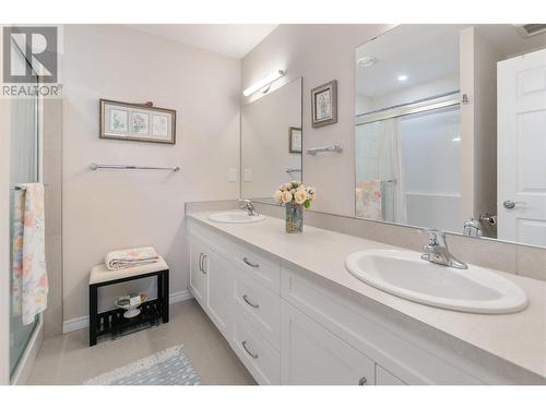 3346 Skaha Lake Road Unit# 802, Penticton, BC - Indoor Photo Showing Bathroom