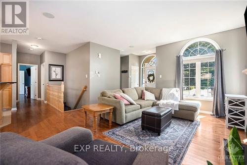 6912 Mary Anne Drive, Ottawa, ON - Indoor Photo Showing Living Room