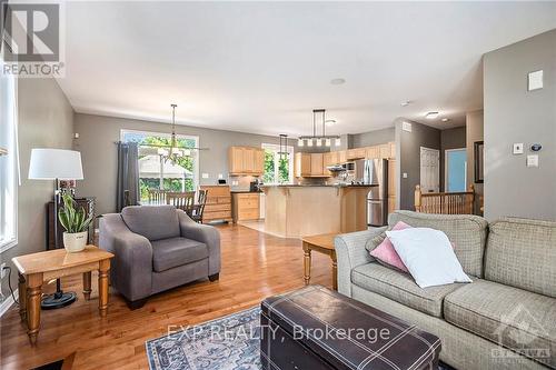 6912 Mary Anne Drive, Ottawa, ON - Indoor Photo Showing Living Room