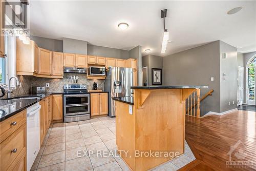 6912 Mary Anne Drive, Ottawa, ON - Indoor Photo Showing Kitchen