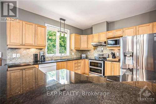 6912 Mary Anne Drive, Ottawa, ON - Indoor Photo Showing Kitchen With Double Sink