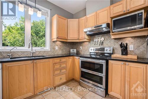 6912 Mary Anne Drive, Ottawa, ON - Indoor Photo Showing Kitchen