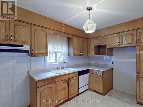 39 Savona Drive, Toronto, ON - Indoor Photo Showing Kitchen