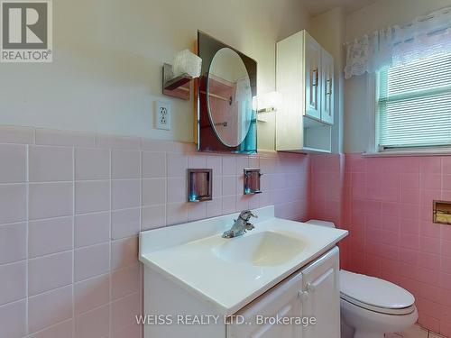 39 Savona Drive, Toronto, ON - Indoor Photo Showing Bathroom