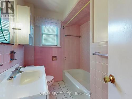 39 Savona Drive, Toronto, ON - Indoor Photo Showing Bathroom