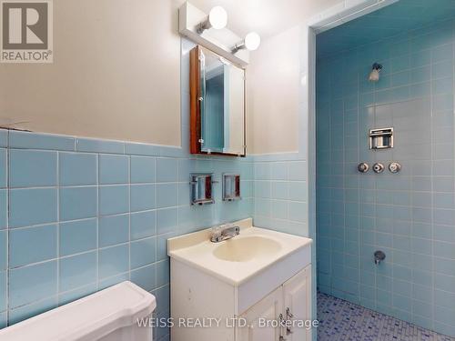 39 Savona Drive, Toronto, ON - Indoor Photo Showing Bathroom