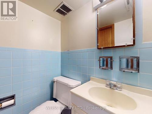 39 Savona Drive, Toronto, ON - Indoor Photo Showing Bathroom