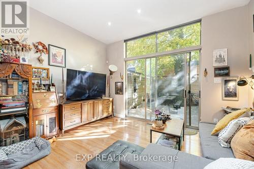 39 Wascana Avenue, Toronto, ON - Indoor Photo Showing Living Room