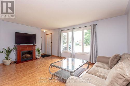 5 Bennett Place, St. Thomas, ON - Indoor Photo Showing Living Room With Fireplace