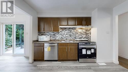 42 Hollis Crescent, East Gwillimbury, ON - Indoor Photo Showing Kitchen