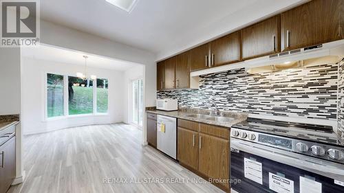 42 Hollis Crescent, East Gwillimbury, ON - Indoor Photo Showing Kitchen With Upgraded Kitchen