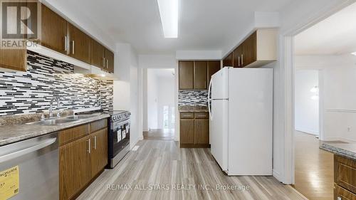 42 Hollis Crescent, East Gwillimbury, ON - Indoor Photo Showing Kitchen With Double Sink