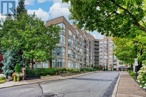 517 - 2511 Lakeshore Road W, Oakville, ON - Outdoor With Facade