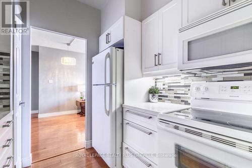 517 - 2511 Lakeshore Road W, Oakville, ON - Indoor Photo Showing Kitchen