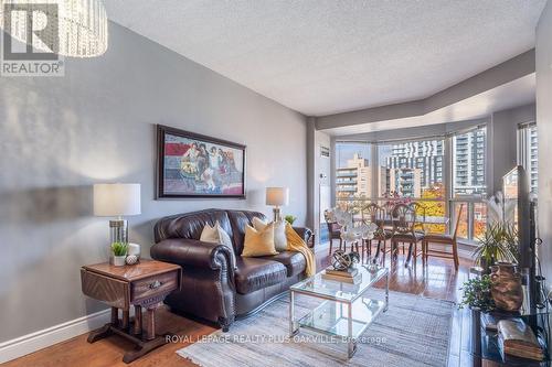 517 - 2511 Lakeshore Road W, Oakville, ON - Indoor Photo Showing Living Room