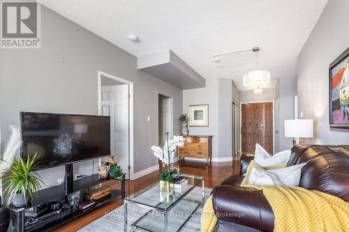 517 - 2511 Lakeshore Road W, Oakville, ON - Indoor Photo Showing Living Room