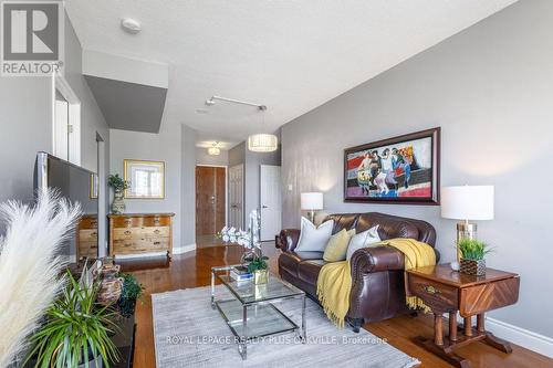 517 - 2511 Lakeshore Road W, Oakville, ON - Indoor Photo Showing Living Room