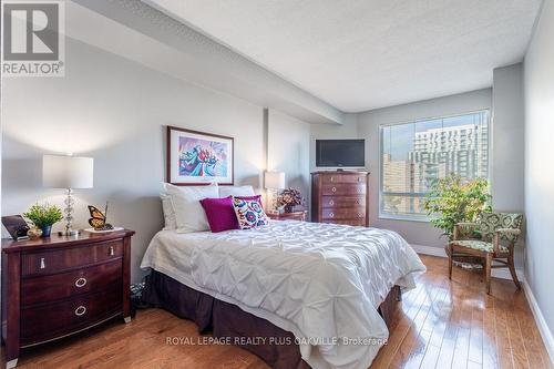 517 - 2511 Lakeshore Road W, Oakville, ON - Indoor Photo Showing Bedroom