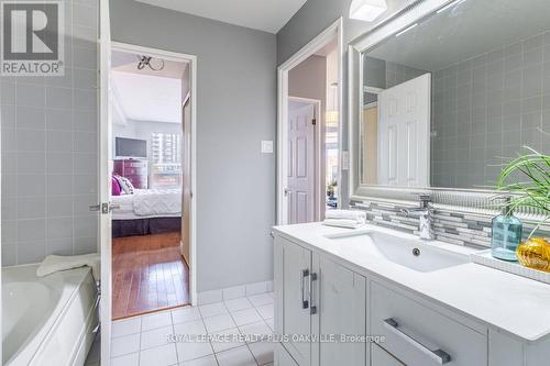 517 - 2511 Lakeshore Road W, Oakville, ON - Indoor Photo Showing Bathroom