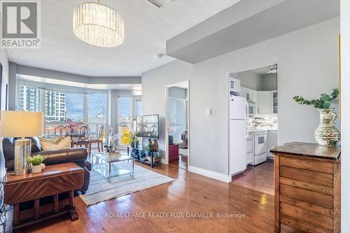 517 - 2511 Lakeshore Road W, Oakville, ON - Indoor Photo Showing Living Room