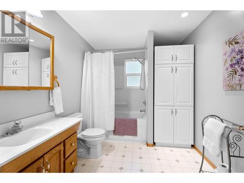 7451 Estate Drive, North Shuswap, BC - Indoor Photo Showing Bathroom