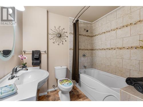 7451 Estate Drive, North Shuswap, BC - Indoor Photo Showing Bathroom