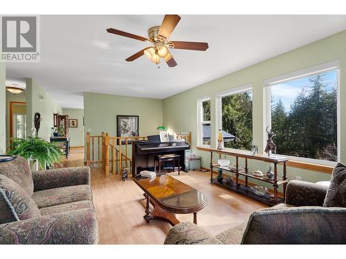 7451 Estate Drive, North Shuswap, BC - Indoor Photo Showing Living Room