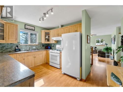 7451 Estate Drive, North Shuswap, BC - Indoor Photo Showing Kitchen