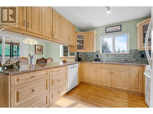 7451 Estate Drive, North Shuswap, BC - Indoor Photo Showing Kitchen With Double Sink