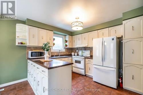 38 Canadian Oaks Drive, Whitby, ON - Indoor Photo Showing Kitchen