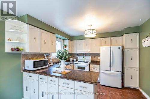 38 Canadian Oaks Drive, Whitby, ON - Indoor Photo Showing Kitchen